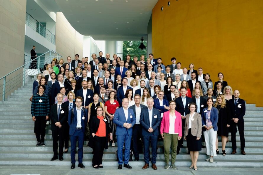 Die Teilnehmenden vom Forum Nachhaltigkeit 2023 im Bundeskanzleramt. Foto: BPA/ Steffen Kugler